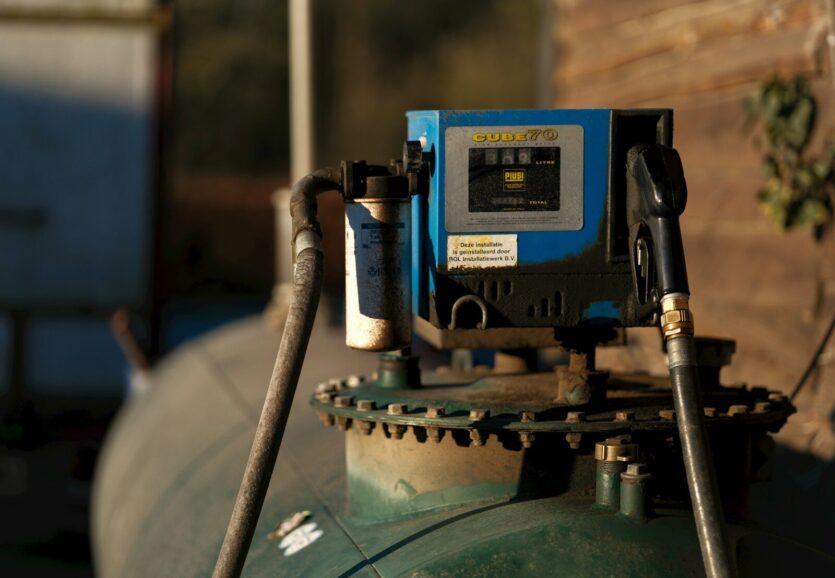 A propane tank with a pressure gauge on top of it