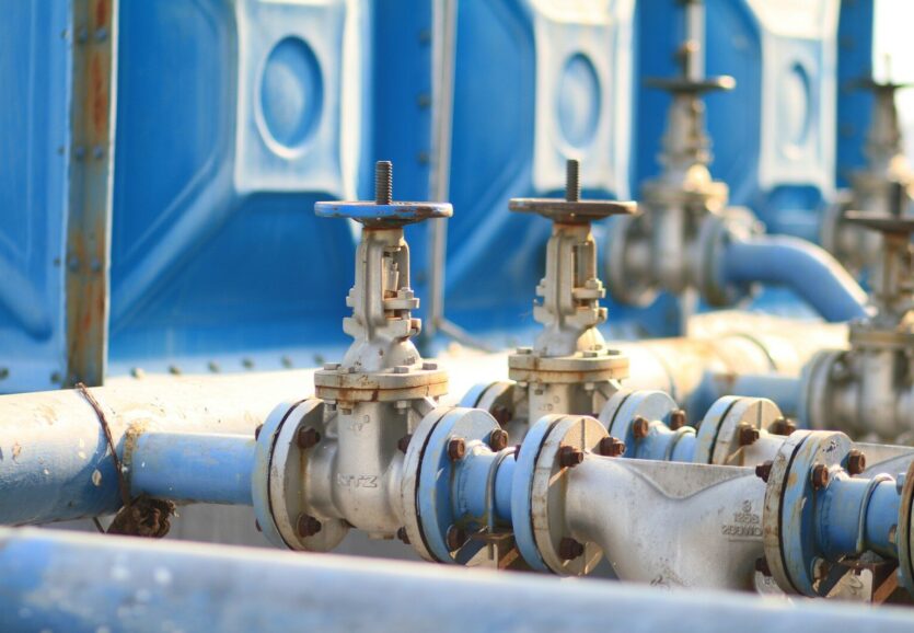 a bunch of pipes that are lined up together